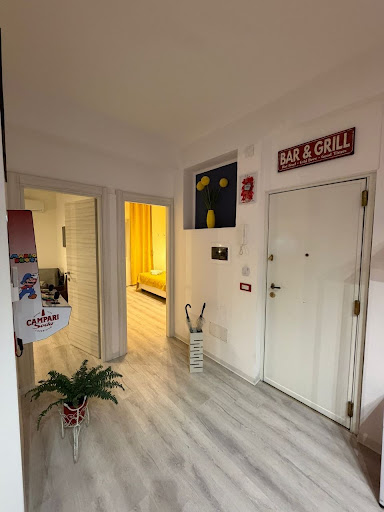 Postazione bartop arcade ambientata nella zona giorno con poltrona