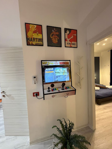 Dettaglio ravvicinato dello schermo e stick del Bartop Arcade Campari con retrogaming