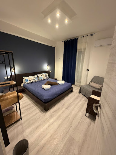 Scorcio camera da letto matrimoniale blu con arredi eleganti