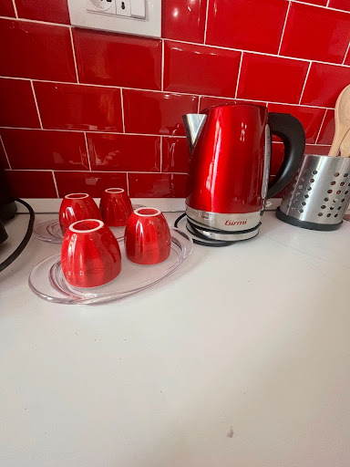 Dettaglio microonde rosso vintage Girmi e piastrelle lucide rosse