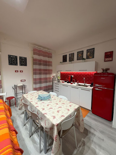 Tavolo da pranzo e vista panoramica degli arredi della cucina